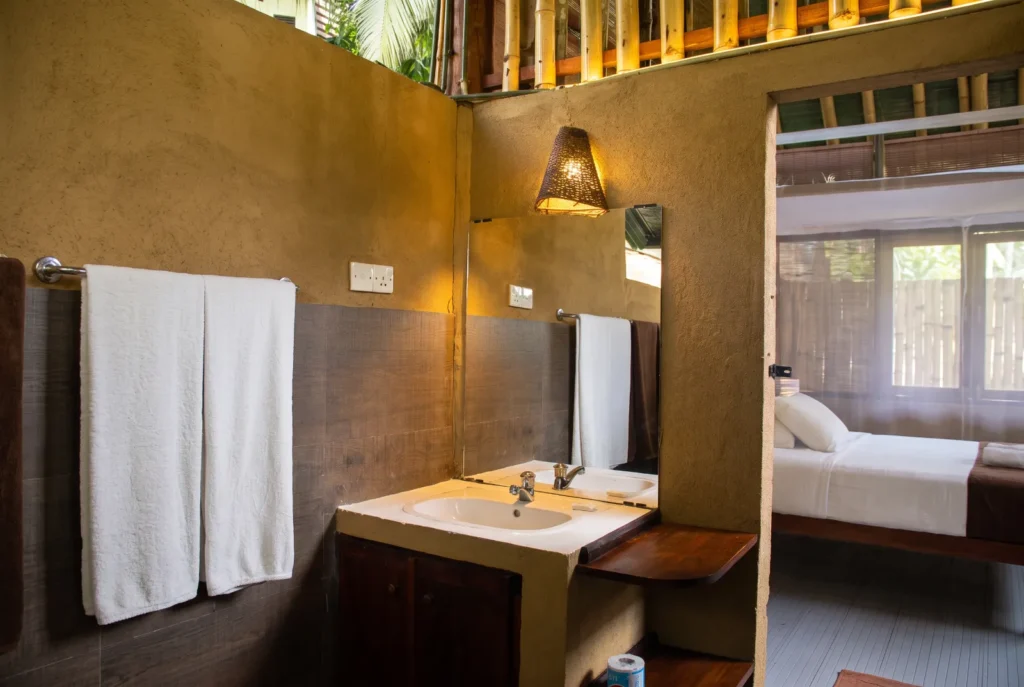 Bathroom with basin and towels in a guest room at Talalla Retreat